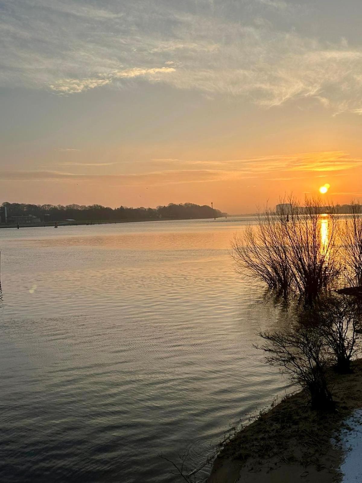 Gaestehaus Weserblick Am Weser-Sandstrand Berne Zewnętrze zdjęcie